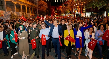Kurtuluş Coşkusu Fener Alayı ve Funda Arar Konseri İle Taçlandı
