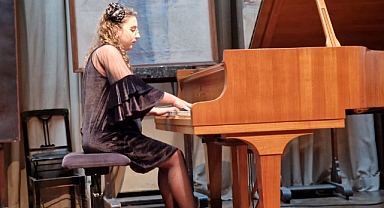 14 Yaşındaki Genç Piyanist Aylin Topuz’dan Türkiye’ye Büyük Başarı