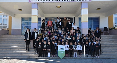 Minik Öğrenciler Atatürk'ü Fidan Dikerek Andı