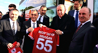 Başkan Kurnaz'dan Cumhurbaşkanı Erdoğan’a 55 Numaralı Forma