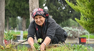 Manisa’da Arife Günü Mezarlıklarda Çiçek Ve Tesbih Dağıtıldı
