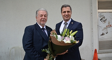 Deniz Yücel’e İzmir Esnafından Sıcak Karşılama