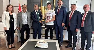 Türkiye Şampiyonu Uğur Okulları Futbol Takımı'ndan Kaymakam Aydın’a Ziyaret
