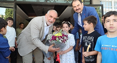 Canik Belediye Başkanı İbrahim Sandıkçı, öğrencilerin karne sevincini paylaştı.