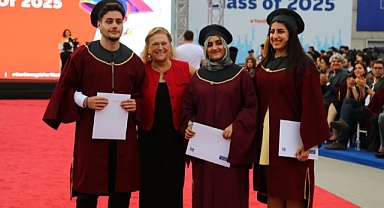 Sabancı Üniversitesi 25. Yılında Yeni Mezunlarını Uğurladı