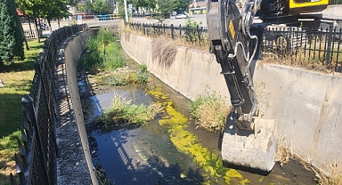 Çorum Belediyesi Şehir Merkezindeki Dere Temizlik Çalışmalarına Devam Ediyor