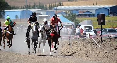 Çorum’da 15 Temmuz Anısına Düzenlenen At Yarışları Nefes Kesti