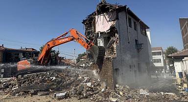 Meydan Genişliyor, Tarihi Doku Ayağa Kalkıyor