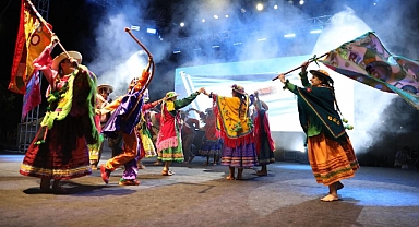 Samsun’da 35. Uluslararası Halk Oyunları Festivali Coşkusu