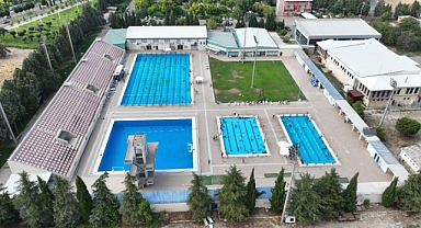 Manisalılar Serinlemek İçin Atatürk Olimpik Spor Kompleksi Havuzuna Akın Etti