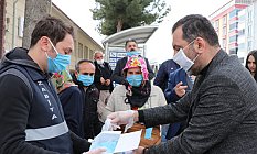 Sarıcaoğlu, Pazarda Maske Dağıttı