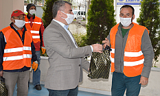 Başkan Özdemir’den işçilere sürpriz kutlama