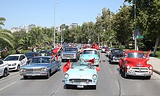 Kadıköy'de Klasik Otomobillerle Zafer Turu