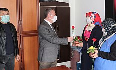 Başkanı Özdemir’den çalışan bayanlara karanfil