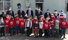 Asarcık’ta miniklere hediyeler götürüldü