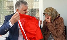 Emirzade Nine, Elinde Türk Bayrağıyla Yalın Ayak Koşmuştu