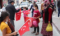 Havza Belediyesi vatandaşlara ve esnafa bayrak dağıttı