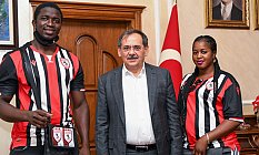 Senegalli Ebubekir ve eşinden Başkan Demir'e ziyaret