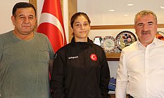 Genç Bayan Güreşçi Hiranur Sağlam Başkan Özdemir’i Ziyaret Etti