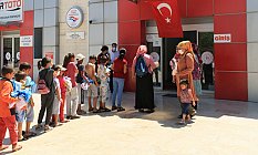 Mevsimlik tarım işçilerinin çocukları ilk kez havuzla buluştu