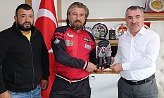 Pehlivan Şükrü Seven Başkan Özdemir’e Minyatür Kispet Hediye Etti