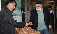 Havza Belediyesi Kandil Simidi Dağıttı