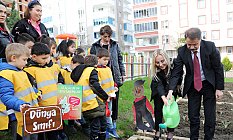 AtaÇocuk Kreşi öğrencileri sebzeleri toprakla buluşturdu