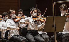 Yorglass Barış Çocuk Senfoni Orkestrası, İzmir’de konser verdi