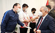 Başarılı Kick Bokscular Çeyrek Altınla Ödüllendirildi