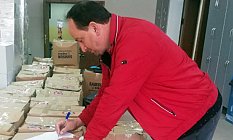 19 Mayıs Belediyesi gıda yardım paketlerini teslim ediyor