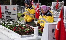 Şehitliklere 18 Mart'a özel 1915 çiçek