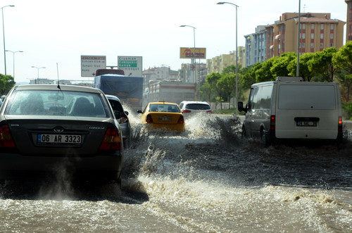 Ankara'da sel yollari basti